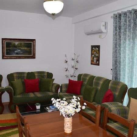 Leo Apartment Permet Luaran gambar